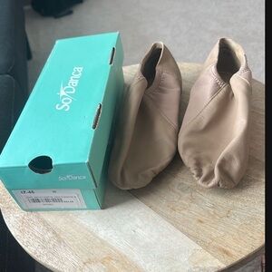 So Danca Women's Tan Slippers